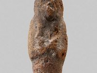 Aeg T 24  Aeg T 24, Dritte Zwischenzeit, Uschebti, Roter Ton, H 7,0 cm, B 2,0 cm, T 1,2 cm : Bestandskatalog Ägypten, Museumsfoto: Claus Cordes